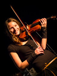 Violinistin bei Neun Welten: Aline Deinert, Foto von Nico Meunier Violinistin bei Neun Welten: Aline Deinert, Foto N. Meunier